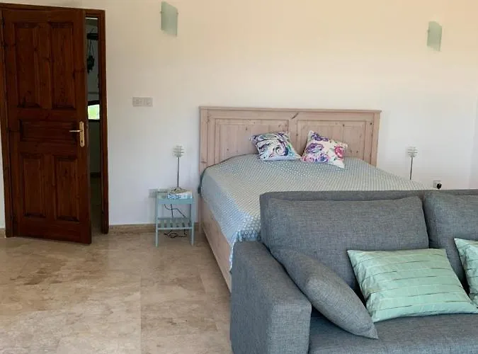 빌라 Spectacular Views From In Lapta 키레니아