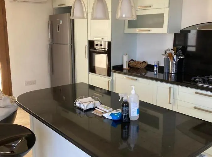 빌라 Spectacular Views From In Lapta 키레니아